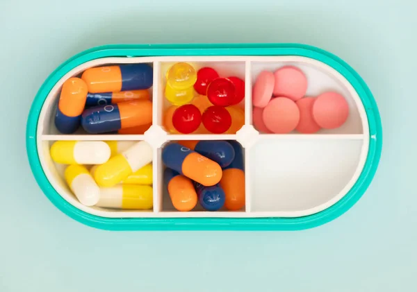 Tablettendose Mit Medizinischen Tabletten Auf Blauem Hintergrund Ansicht Von Oben — Stockfoto