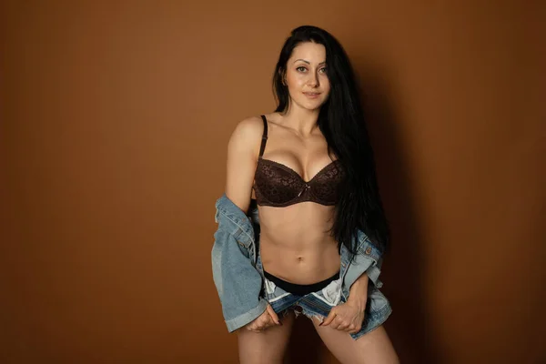 Sexy Jonge Brunette Vrouw Zwart Sensuele Lingerie Meisje Poseren Bruine — Stockfoto