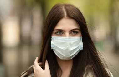 COVID-19 Salgın Kordemik Coronavirüs Kadın. Hastalık virüsü yaymak için maske takıyor. Coronavirus Hastalığı 2019 'a karşı koruyucu maskeli bir kız..