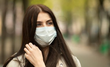 COVID-19 Salgın Kordemik Coronavirüs Kadın. Hastalık virüsü yaymak için maske takıyor. Coronavirus Hastalığı 2019 'a karşı koruyucu maskeli bir kız..