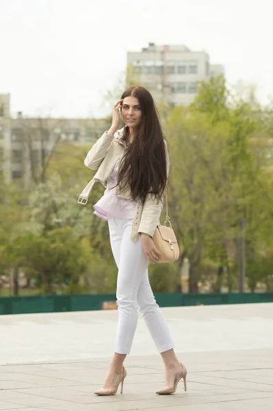 Retrato Estilo Moda Joven Hermosa Mujer Morena Elegante Caminando Por — Foto de Stock