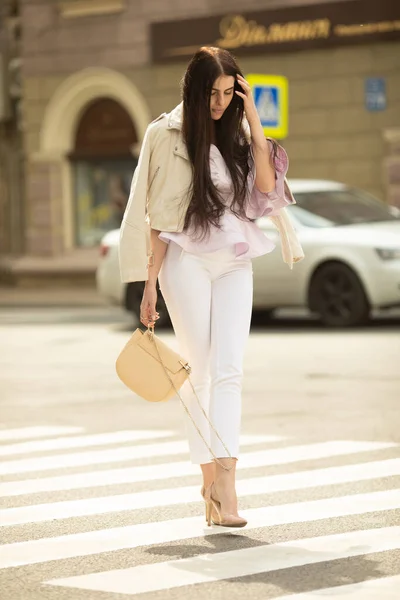 Мода Стиль Портрет Молодой Красивой Элегантной Брюнетки Женщина Ходить Улицам — стоковое фото