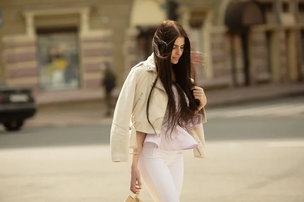 Hermosa Morena Joven Con Vaqueros Blancos Caminando Por Calle Foto — Foto de Stock