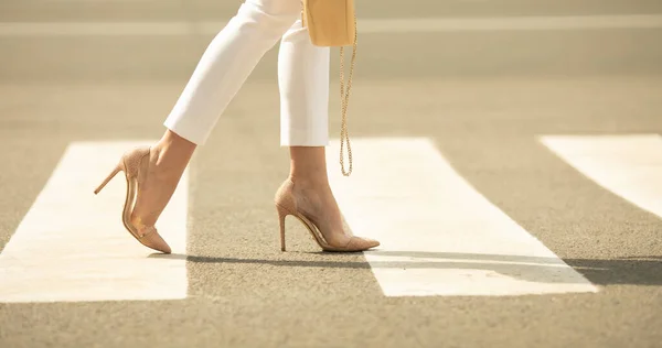 Потерять Женские Ноги Идущие Пешеходной Дорожке Женщина Носит Обувь Высоких — стоковое фото