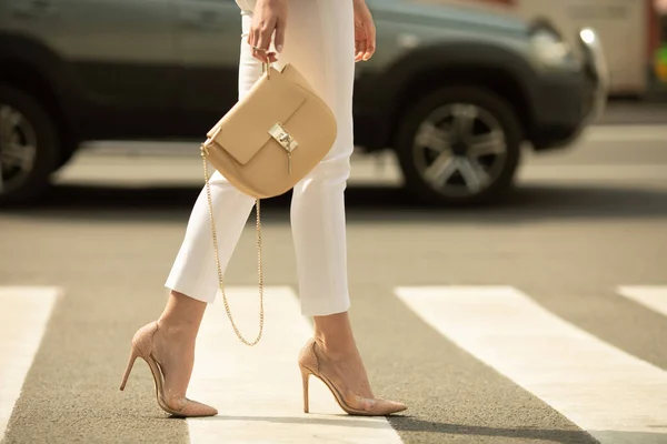 Perder Piernas Mujer Caminando Paso Peatones Mujer Lleva Zapatos Tacones — Foto de Stock