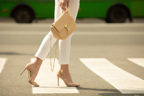 Kehilangan Wanita Kaki Berjalan Penyeberangan Wanita Itu Mengenakan Sepatu Hak — Stok Foto