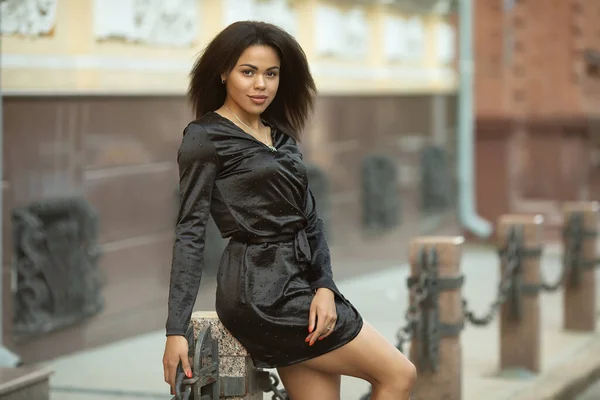 Junge Coole Schwarze Haut Mädchen Fuß Auf Der Straße — Stockfoto
