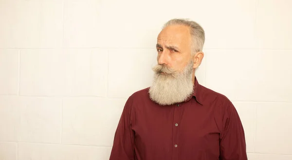 Guapo Anciano Barbudo Hombre Sobre Fondo Gris —  Fotos de Stock