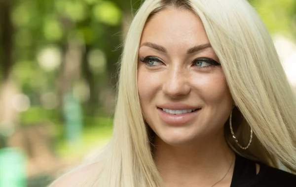 Mulher Loira Feliz Bonita Sorrindo Olhando Para Lado Livre — Fotografia de Stock