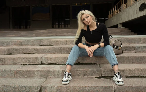 Junge Attraktive Blondine Jeans Sitzt Auf Steintreppen — Stockfoto