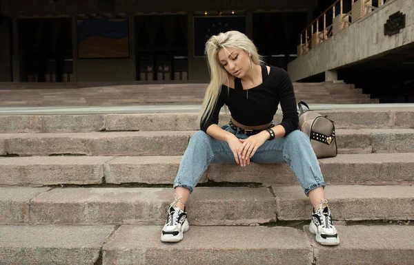 Young Attractive Female Blonde Jeans Sitting Stone Stairs — Stock Photo, Image