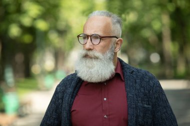 Sakallı ve gözlüklü son sınıf öğrencisi..