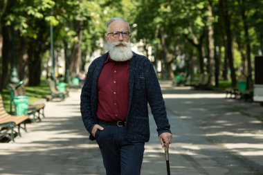 Sakallı ve gözlüklü son sınıf öğrencisi..