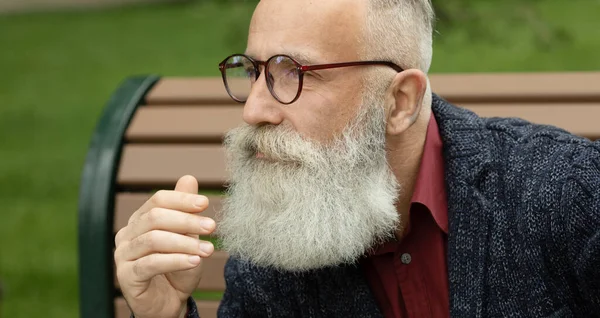 Bearded Senior Man Outdoors Elderly Man Casual Sitting Bench Sunny — Stock Photo, Image