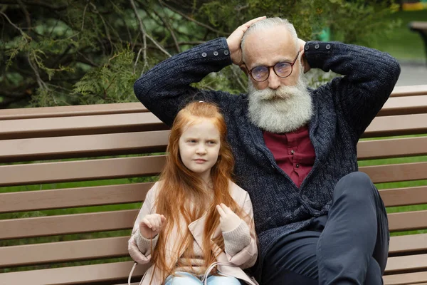 Adorable Little Girl Laughing Happily While His Bearded Grandfather Emotions — Stock Photo, Image