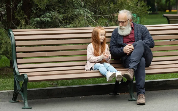 Adorable Little Girl Laughing Happily While His Bearded Grandfather Emotions — Stock Photo, Image