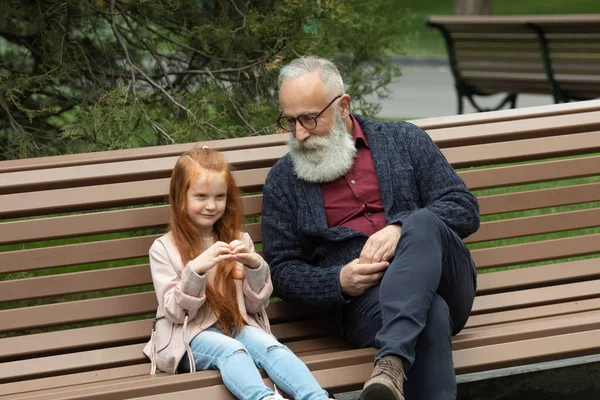 Menina Adorável Rindo Alegremente Enquanto Seu Avô Barbudo Emoções Expressivas — Fotografia de Stock