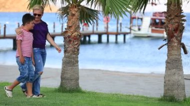 Anne ve oğul birlikte yürüme