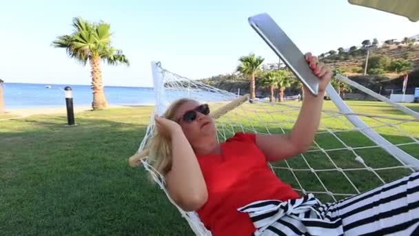 Blond žena Selfie s digitálním tabletu — Stock video