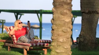 sarışın kadın alarak selfie