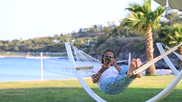 Meia idade bonito homem tomando selfie — Vídeo de Stock