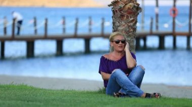 sarışın kadın Smartphone'da söz