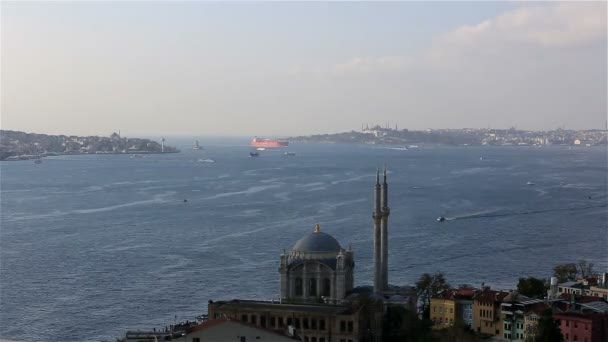 Timelapse vista de la mezquita de Ortakoy — Vídeo de stock