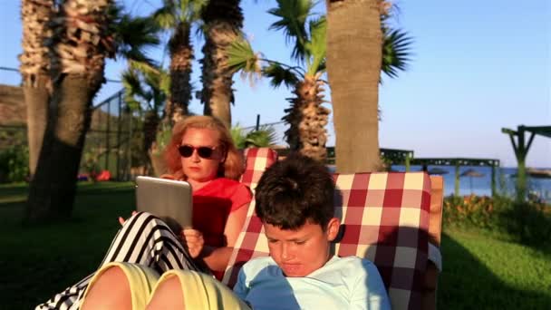 Madre e figlio utilizzando i social media — Video Stock