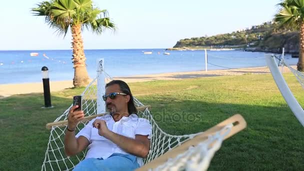 Hombre guapo de mediana edad tomando selfie — Vídeos de Stock