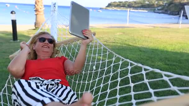 Блондинка делает селфи с цифровым планшетом — стоковое видео
