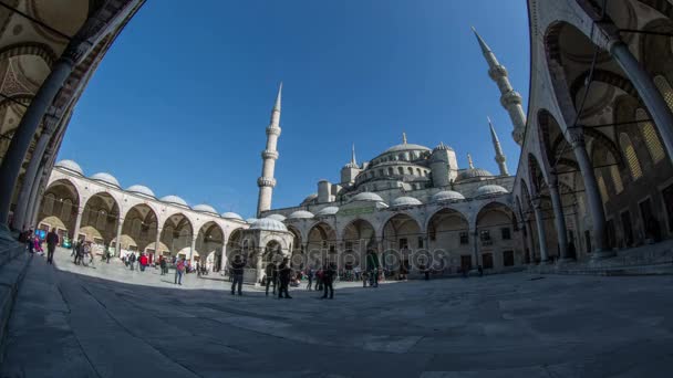 Turista visitando Mesquita Azul em Istambul Turquia — Vídeo de Stock
