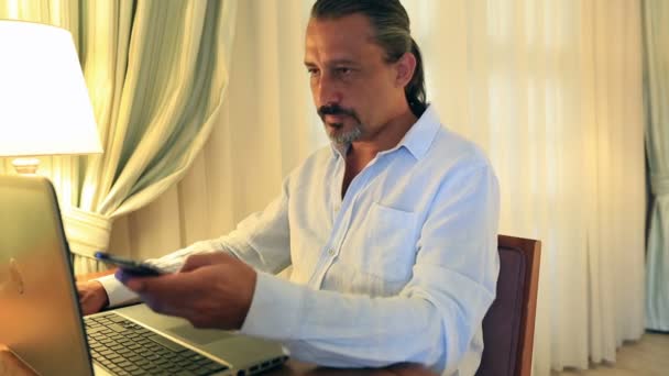 Średnim wieku atrakcyjny przystojny, używając laptopa — Wideo stockowe