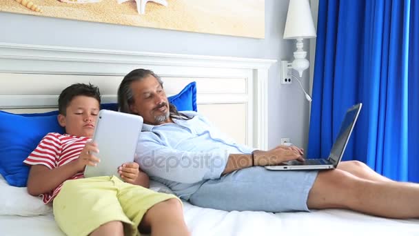 Pai e filho jogando jogo — Vídeo de Stock