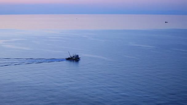 Trawler krewetkowy prowadzący połowy w zachód słońca — Wideo stockowe