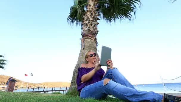 Блондинки среднего возраста с помощью цифрового планшета — стоковое видео