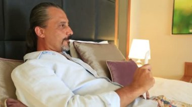 TV izlerken, Zap esmer adam