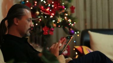 Orta yaş çekici yakışıklı adam tablet kullanma