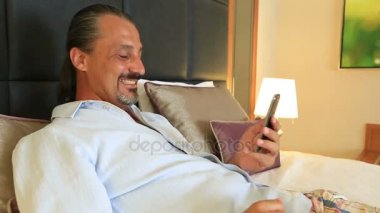 İnternet bağlantısı smartphone ile konuşan esmer yakışıklı adam