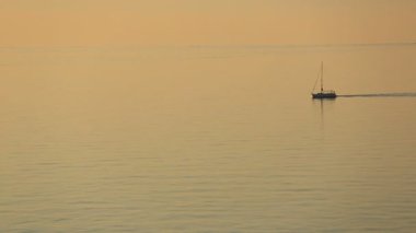 gün batımında sailship