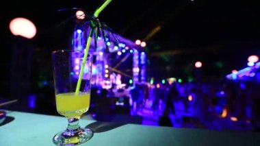 gece kulübü arka plan ile kokteyl cam