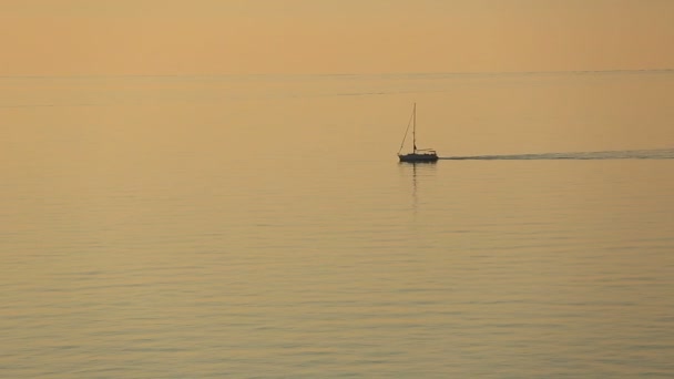Gün batımında sailship — Stok video
