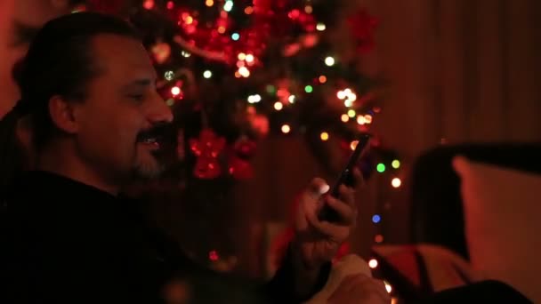 Middelbare leeftijd brunette man praten smartphone — Stockvideo