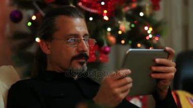 Orta yaş çekici yakışıklı adam tablet kullanma