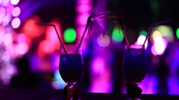 Фон ночного клуба с коктейльным бокалом — стоковое видео