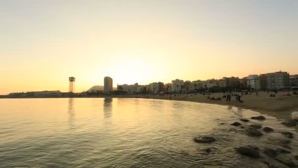 Пляж Barceloneta в Барселоне — стоковое видео