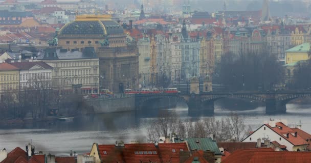 Lalu Lintas dan Kota pandangan Praha — Stok Video