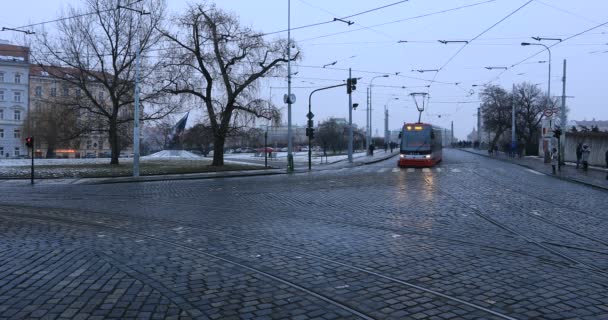 Трафік і місто видом на Прагу — стокове відео