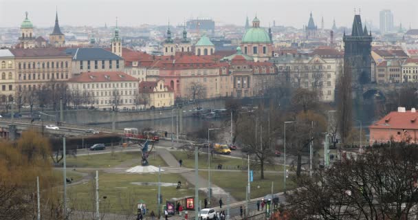 Trafik och staden utsikt över Prag — Stockvideo