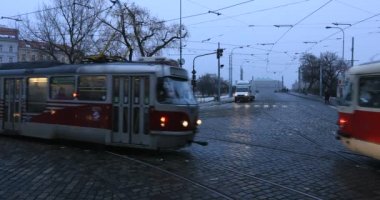 Trafik ve şehir görünümü Prag