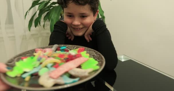 吃糖果的孩子 — 图库视频影像